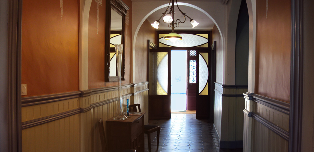 The entrance of Les Chambres des Dames - woodwork and doors Art Nouveau