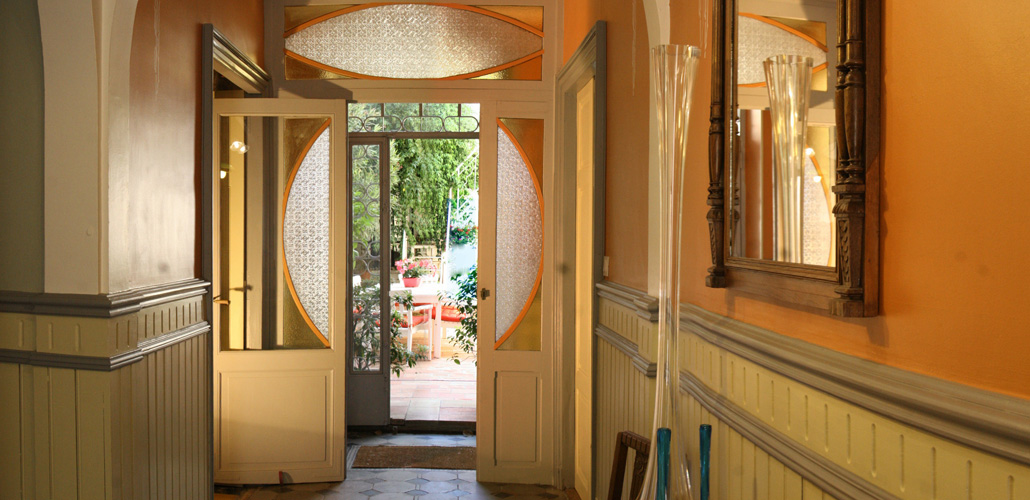 The entrance with its doors and its soliflores Art nouveau