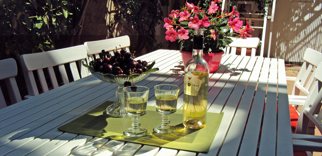 Table dressée pour la dégustation de vin du Minervois